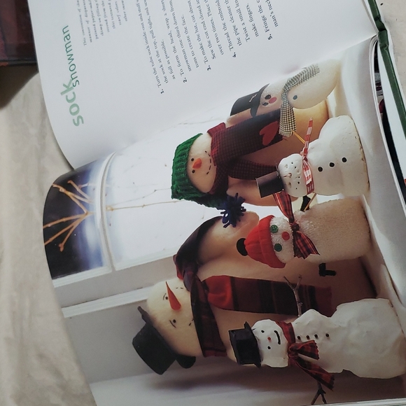 Holiday Books 💥 - Picture 3 of 7